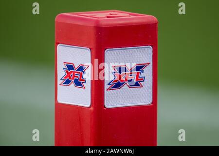 Houston, TX, USA. Februar 2020. Blick auf einen Endzonenpylon mit dem XFL-Logo vor einem XFL-Fußballspiel zwischen den LA Wildcats und den Houston Roughnecks im TDECU Stadium in Houston, TX. Die Roughnecks gewannen das Spiel 37 bis 17.Trask Smith/CSM/Alamy Live News Stockfoto