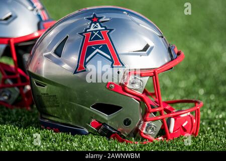 Houston, TX, USA. Februar 2020. Vor einem XFL-Fußballspiel zwischen den LA Wildcats und den Houston Roughnecks im TDECU Stadium in Houston, TX, sitzt ein Helm aus Houston Roughnecks an der Seitenlinie. Die Roughnecks gewannen das Spiel 37 bis 17.Trask Smith/CSM/Alamy Live News Stockfoto