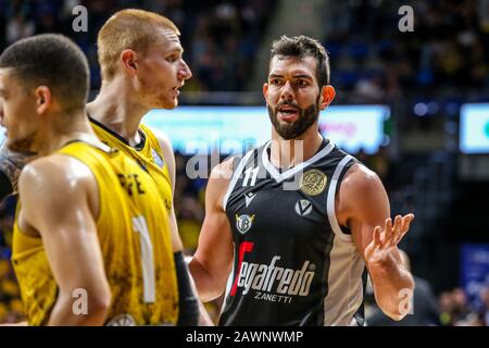 Teneras, Italien. Februar 2020. Giampaolo ricci (segafredo Virtus bologna) und aaron White (iberostar tenera) haben das Spiel während Des Finales durchgemacht - Segafredo Virtus Bologna vs. Iberostar Tenera, FIBA Intercontinental Cup in Tenera, Italien, 9. Februar 2020 Credit: Independent Photo Agency/Alamy Live News Stockfoto