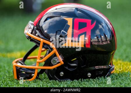 Houston, TX, USA. Februar 2020. Vor einem XFL-Fußballspiel zwischen den LA Wildcats und den Houston Roughnecks im TDECU Stadium in Houston, TX, sitzt ein HELM VON LA Wildcats am Rande. Die Roughnecks gewannen das Spiel 37 bis 17.Trask Smith/CSM/Alamy Live News Stockfoto