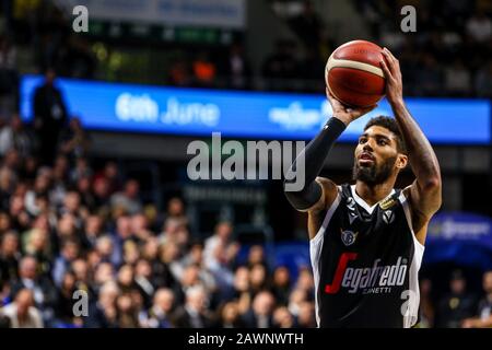 Teneras, Italien. Feb. 2020. Devyn Marmor (segafredo virtus bologna) im Finale gedreht - Segafredo Virtus Bologna vs. Iberostar Tenera, FIBA Intercontinental Cup in Tenera, Italien, 9. Februar 2020 Kredit: Unabhängige Fotoagentur/Alamy Live News Stockfoto