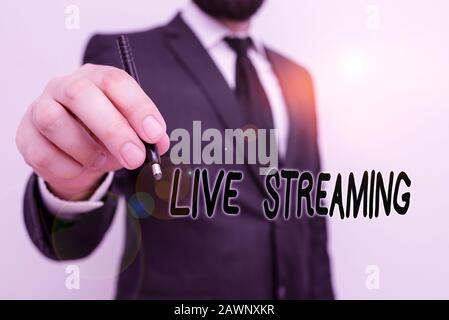 Konzeptionelles Handschreiben mit Live Streaming. Konzept bedeutet, dass Medien gleichzeitig aufgezeichnet und in Echtzeit übertragen werden, männlich mit Bartbekleidung fo Stockfoto