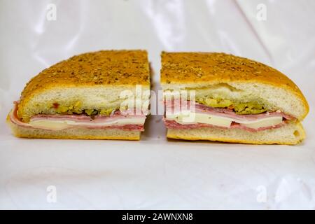 Nahaufnahme des Central Grocery New Orleans authentischen Muffuletta-Sandwiches in Half, New Orleans, Louisiana, USA Stockfoto