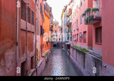 Der Canale delle Moline 'Kanal der Moline' in Bologna. Es ist einer der wenigen Grachten, die noch in Bologna, Italien, zu sehen sind Stockfoto