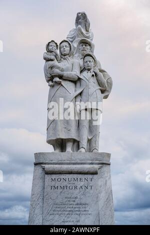 Denkmal für die Statue Aus Einwanderertem Marmor einer weiblichen Muse als Symbol der Hoffnung von Franco Alessandrini, Waldenberg Riverfront Park, River Walk, New Orleans Stockfoto