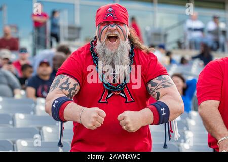 Houston, TX, USA. Februar 2020. Der ultimative Fan posiert für ein Foto während des ersten Viertels eines XFL-Fußballspiels zwischen den LA Wildcats und den Houston Roughnecks im TDECU Stadium in Houston, TX. Die Roughnecks gewannen das Spiel 37 bis 17.Trask Smith/CSM/Alamy Live News Stockfoto