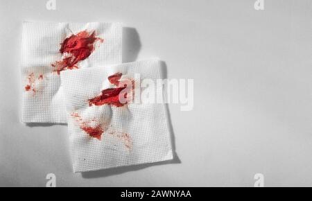 Küchenpapier Serviette im Blut. Blut mit improvisierten Mitteln stoppen. Stockfoto