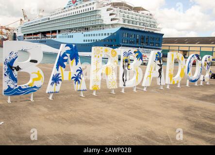 Bridgetown, Barbados - 26. Januar 2020: Kreuzfahrtschiffe im Hafen von Bridgetown, Barbados mit Willkommensschild entlang der Küste. Stockfoto