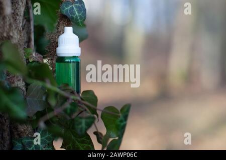 Ivy Bottle - Naturmedizin. Flasche, Platz für Text - Naturmedizin. Stockfoto