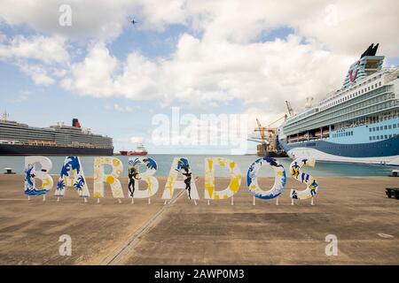 Bridgetown, Barbados - 26. Januar 2020: Kreuzfahrtschiffe im Hafen von Bridgetown, Barbados mit Willkommensschild entlang der Küste. Stockfoto