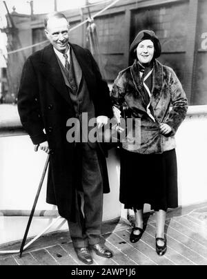 1930, USA: Der amerikanische Schriftsteller und Dramatiker SINCLAIR LEWIS (* 1885; † 1951) mit Frau Grace Livingston Hegger (1887-1981), Redakteurin bei Vogue Magaz Stockfoto
