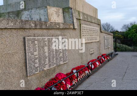 West Kirby, Großbritannien: 18. Januar 2020: Das Kriegsdenkmal Hoylake & West Kirby steht auf Grange Hill. Es wurde von Charles Sargeant Jagger entworfen und wurde von charles Sargeant Jagger vorgestellt Stockfoto