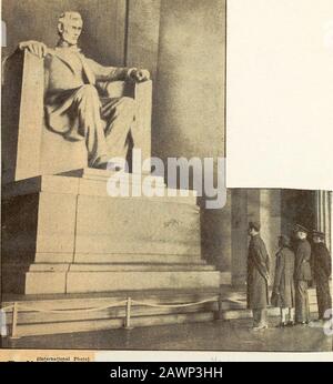 Statuen des Abraham Lincoln Memorial . :.:^MSW^W^Sisk^ .. NHS IPSlPilillilll (International Photo) Die Lincoln Memorialstatue in Washingtonhält die ehrfürchtige Anbietung eines Soldaten, sol-dierette, Marine und Seemann, die den Tributon des EmancipatorsGeburtstags bezahlen. V "i!ifli IP* Stockfoto