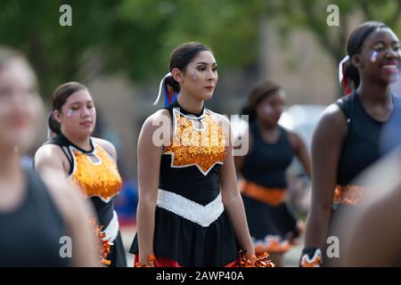 Arlington, Texas, USA - 4. Juli 2019: Arlington, 4. Juli Parade, Cheerleaderteam, das bei der Parade auftrat Stockfoto