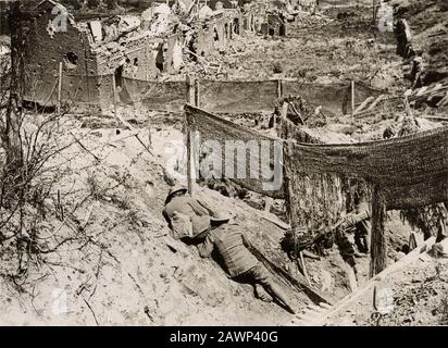 1914 - 1918, FRANKREICH: Die britischen Truppen im Graben spionieren den Feind mit einer binokulären Linse. Foto aufgenommen an der britischen Westfront in Frankreich - Stockfoto