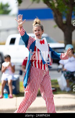 Arlington, Texas, USA - 4. Juli 2019: Arlington, 4. Juli Parade, Menschen, die das Theater Arlington fördern, an der Parade Stockfoto