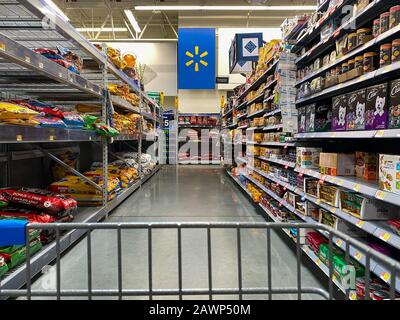 Orlando, FL/USA-2/6/20: Der Hundelebensmittelgang aus der Karre in einem Walmart Superstore, der für Tierbesitzer zum Kauf für ihre Haustiere bereit ist Stockfoto