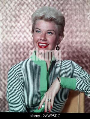 1956 Ca, USA: Die Schauspielerin und Sängerin DORIS DAY (* Doris Mary Ann Kappelhoff, geboren am 3. April 1924 Cincinnati, Ohio, USA), Pubblizity Stills - Stockfoto