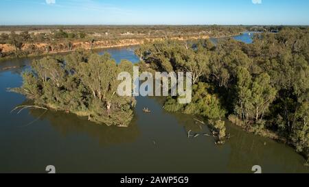 Die Luft der kleinen Insel, die sich durch Erosion im Murray River nahe der winzigen Stadt Curlwaa bildet, ist niedrig. Stockfoto