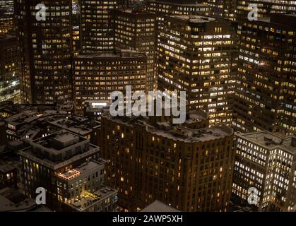 Die Gebäude sind nachts in Boston zusammengepackt Stockfoto