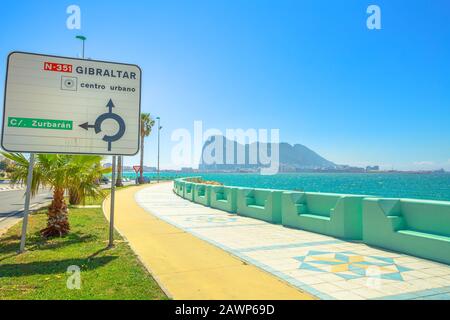 Der Felsen von Gibraltar, britisches Gebiet und der Blick auf die Bucht vom spanischen Gebiet der Stadt La Linea. Wegbeschreibung Straßenschild von Gibraltar Zentrum auf der Stockfoto