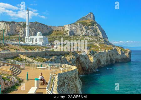 Gibraltar, Großbritannien - 24. April 2016: Europa Point mit Ibrahim-al-Ibrahim-Moschee und Profil des Gibraltar Rock. Europa Point ist der Stockfoto