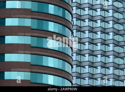 Zwei gegenüberliegende Bürogebäude mit Glasfront in Hongkong, China Stockfoto