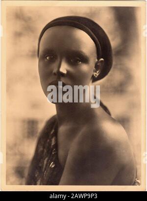 1930 Ca, MOGADISCIO, SOMALIA: Somali Young Woman - SOMALIA ITALIANA - A.O.I. - AFRIKA ORIENTALE ITALIANA - FASCISMO - FASCISTA - FASCHISMUS - ANNI Stockfoto