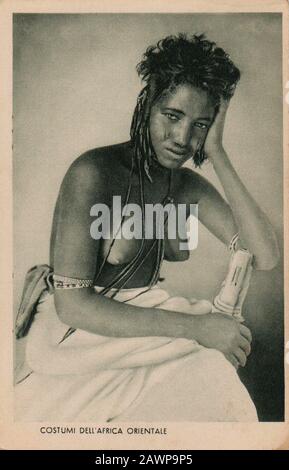 1930 Ca, MOGADISCIO, SOMALIA: Somali junge Frau auf ITALIENISCHER POSTKARTE - SOMALIA ITALIANA - A.O.I. - AFRIKA ORIENTALE ITALIANA - FASCISMO - FASCIS Stockfoto