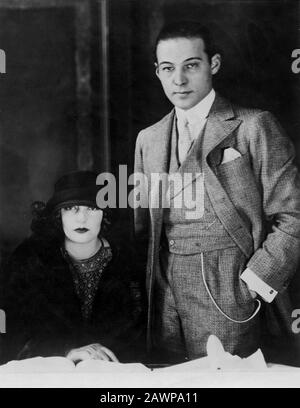 1923, USA: Der italienische Stummfilmschauspieler RUDOLPH VALENTINO (* um die Zeit von 1975 bis 1926) mit Frau NATACHA RAMBOVA - RODOLFO VALENTINO - LATIN LOVER - KINO Stockfoto