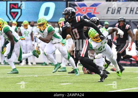 East Rutherford, New Jersey, USA. Februar 2020. Austin Duke (10) der New York Guardians trägt den Ball bei einer Kick-Off-Rückkehr während eines Spiels gegen die Tampa Bay Vipers im MetLife Stadium am 09. Februar 2020 in East Rutherford, New Jersey. Gregory Vasil/Cal Sport Media/Alamy Live News Stockfoto