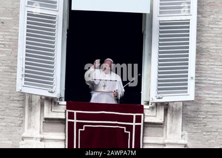 Vatikanstadt (Heiliger Stuhl). Februar 2020. Papst FRANZISKUS leitet das Angelusgebet von seinem Atelier aus mit Blick auf den Petersplatz im Vatikan. Credit: Evandro Inetti/ZUMA Wire/Alamy Live News Stockfoto