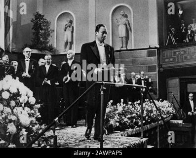 1957 , STOCKHOLM , SCHWEDEN: Der französische Schriftsteller, Dichter, Dramatiker ALBERT CAMUS ( 1913 - 1960 ) erhalten aus den Händen von König Gustaf von Schweden den NOBELPREIS Stockfoto