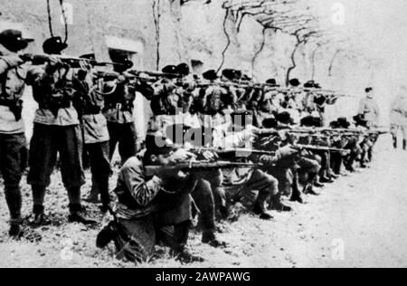 11. januar 1944 in Verona, ITALIEN: Das Schusskommando zum Schießen nach dem Urteilsspruch der Graf GALEAZZO CIANO (* 1903; † 1944) Emilio De Bono, Lucian Stockfoto