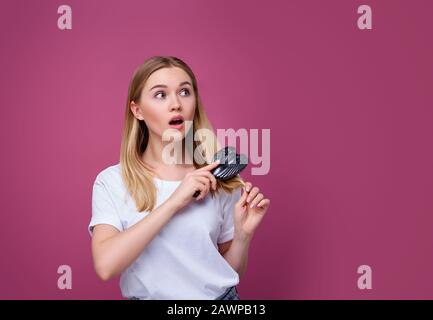Frau, die ihr Haar kämmt, blonde Haare, Stockfoto