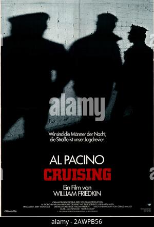 1980, USA: Deutsches Plakat Pubblicity für die Veröffentlichung des Films CRUISING von William Friedkin mit Al Pacino aus einem Roman von Gerald Walker. - LOCA Stockfoto