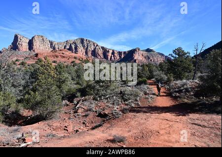 Sedona, Arizona - 25. Januar 2020 - Junger männlicher Wanderer auf dem Wanderweg im roten Felsland in der Nähe von Sedona, Arizona am klaren Wintermorgen. Stockfoto