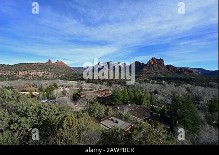 Sedona, Arizona - 25. Januar 2020 - East Sedona mit roten Felsformationen im Hintergrund am mittleren Tag. Stockfoto