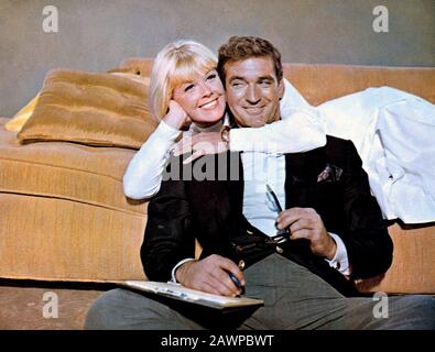 1966 Ca, USA: Die Schauspielerin und Sängerin DORIS DAY (* Doris Mary Ann Kappelhoff, geboren am 3. April 1924 Cincinnati, Ohio, USA) mit ROD TAYLOR, Pubbbl Stockfoto