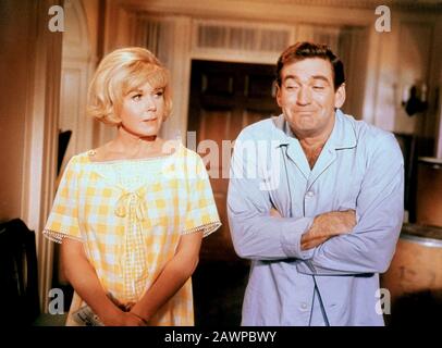 1965, USA: Die Schauspielerin und Sängerin DORIS DAY (* Doris Mary Ann Kappelhoff, geboren am 3. April 1924 Cincinnati, Ohio, USA) mit ROD TAYLOR, Pubbbl Stockfoto