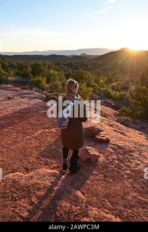 Sedona, Arizona - 25. Januar 2020 - Frau, die Krücken hält, genießt auf Jeep-Tour einen Blick auf den Sonnenuntergang im Backcountry. Stockfoto