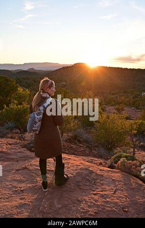 Sedona, Arizona - 25. Januar 2020 - Frau, die Krücken hält, genießt auf Jeep-Tour einen Blick auf den Sonnenuntergang im Backcountry. Stockfoto