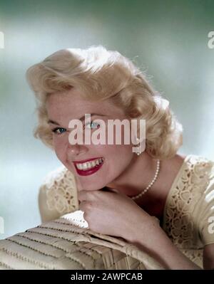 1956 Ca, USA: Die Schauspielerin und Sängerin DORIS DAY (* Doris Mary Ann Kappelhoff, geboren am 3. April 1924 Cincinnati, Ohio, USA), Pubblizity Stills - Stockfoto