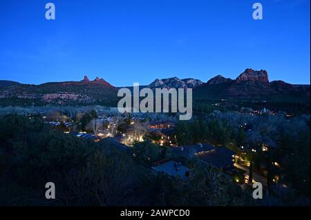 Sedona, Arizona - 25. Januar 2020 - East Sedona mit roten Felsformationen im Hintergrund am späten Abend. Stockfoto