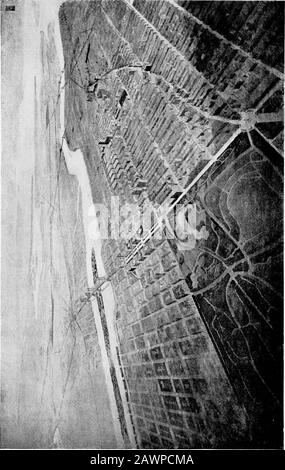 Der Bericht der New York City Improvement Commission an ..George BMcClellan, Bürgermeister ..und an den Vorstand der Aldermen ..MCMVII. O < og S 139 Q < ww & HM n;? G CJ WZ:z oy w a O < 0.Q 1^ o O PLATTE XVIII ALLGEMEINE VOGELPERSPEKTIVE AUF UNTERE MAN-HATTAN, QUEENS UND BROOKLYN, LOOKINGSOUTHEAST VON ÜBER DEM ZENTRALEN PARK. ^ M fHIS View zeigt BlackweWs Island Bridge und die Radiatingg Avenues in Queens und Brooklyn. Es zeigt den Impor-tance des Queens Terminal der Blackwells IslandBridge als Verteilungspunkt. G3 oo?J ^r!^ oo d ca a < c< < OI m o.J <m X^ o IST O PLATE X Stockfoto