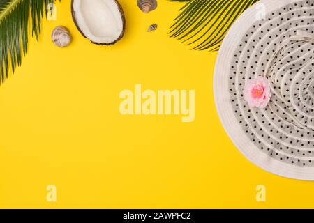 Sommerkomposition mit Strandzubehör, auf gelbem Hintergrund. Draufsicht, Kopierbereich. Flaches Lay. Stockfoto