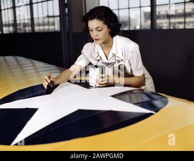 Irma Lee McElroim, ehemalige Büroangestellte, malte American Insignia on Airplane Wing, Naval Air Base, Corpus Christi, Texas, USA, Foto von Howard R. Hollem, U.S. Office of war Information, August 1942 Stockfoto