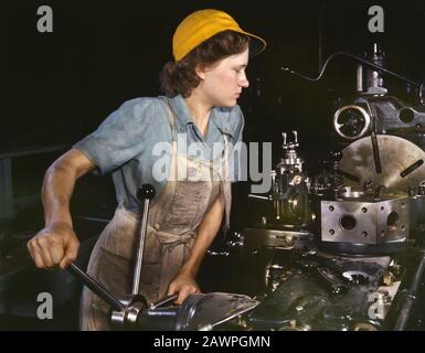 Drehmaschine für die Bearbeitung Von Teilen für Transportflugzeuge im Werk der Consolidated Aircraft Corporation, Fort Worth, Texas, USA, Foto von Howard R. Hollem, US Office of war Information, Oktober 1942 Stockfoto