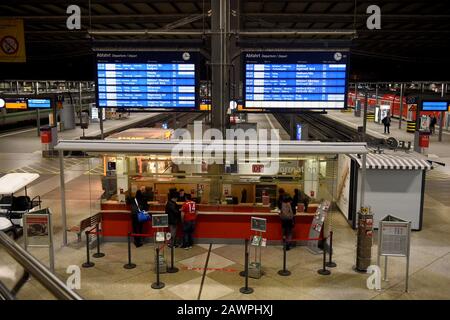 München, Deutschland. Februar 2020. In der Haupthalle des Hauptbahnhofs der Landeshauptstadt München ist der Zugverkehr weitgehend im Stillstand. Stürmisch tief "Sabine" hat den Verkehr in weiten Teilen Deutschlands gestört und bereits am Sonntagabend erste Schäden angerichtet. Kredit: Felix Hörhager / dpa / Alamy Live News Stockfoto