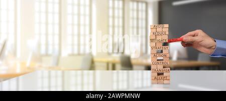 Konzept des Risikomanagements: Ziehen Sie den Block des Risikomanagements durch den Holzblockturm Stockfoto